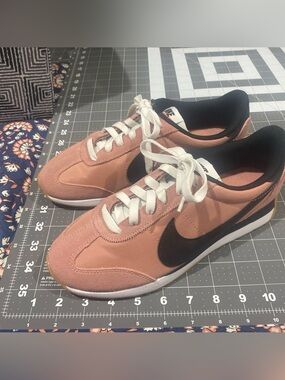 Nike Low-Top Sneakers in Dusty Pink & Black